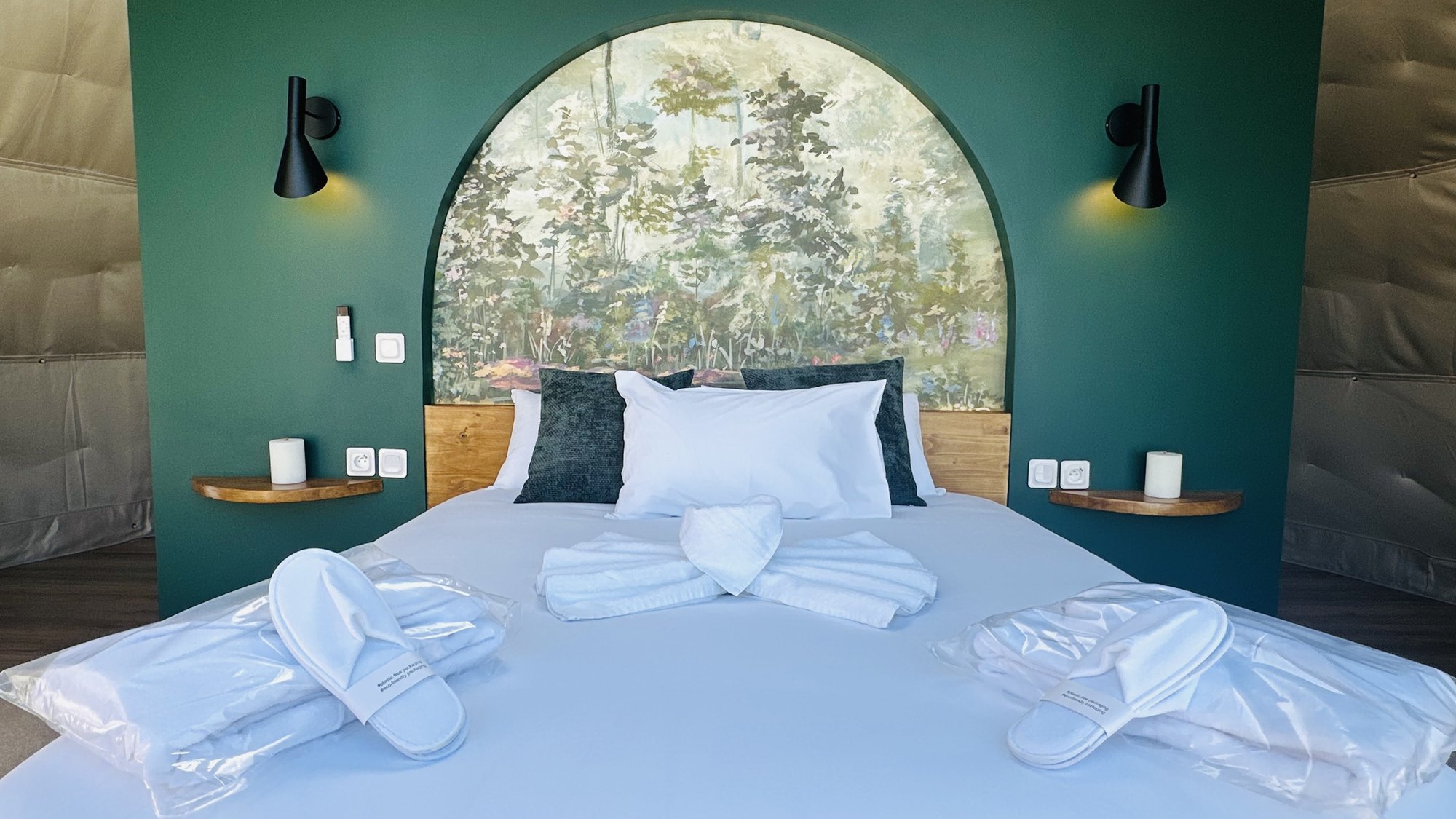 Chambre du dôme Authentique avec lit double et tête de lit aux motifs forestiers
