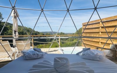 dome-authentique-vue-panoramique Vue panoramique sur la terrasse et la vallée depuis le lit du dôme Authentique